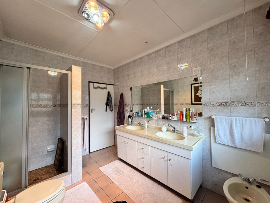 5 Bedroom Property for Sale in Flamwood North West